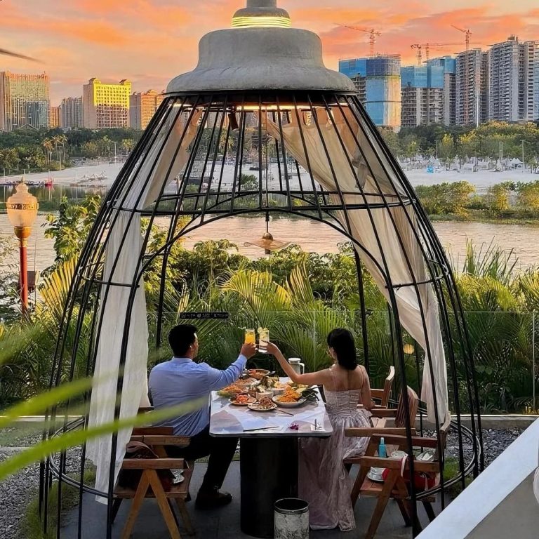 Detailed View of XinYe Metal Stainless Steel Bird Screen, Precision Welded Metal Art Screen, Custom Metal Partition