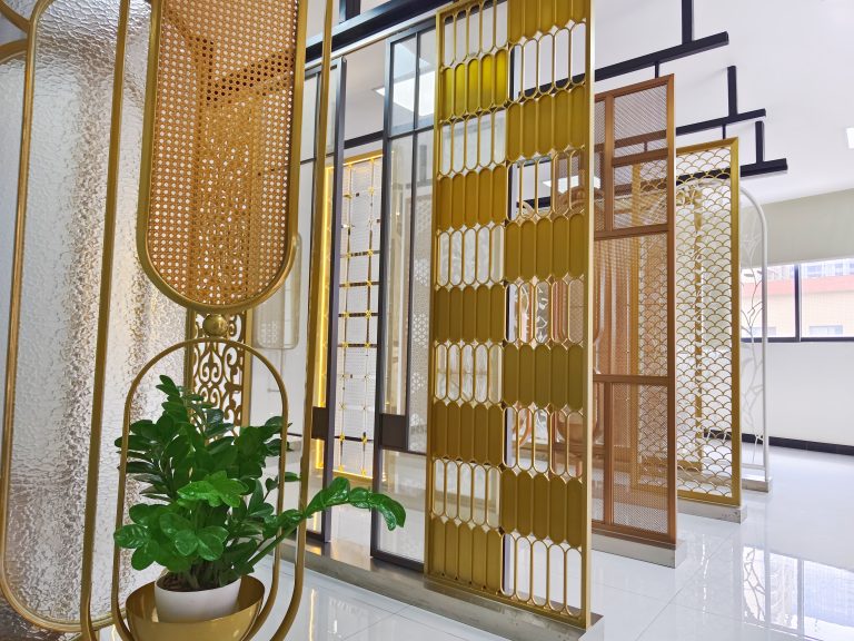 XinYe Metal showroom interior with an array of stainless steel partition screen models.