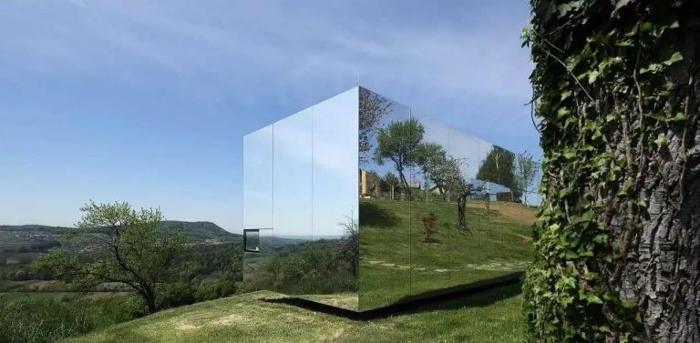 Modular stainless steel facade system with seamless joints