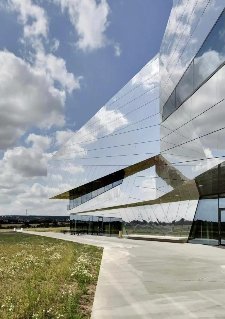 Corrosion-resistant stainless steel facade panels for coastal buildings