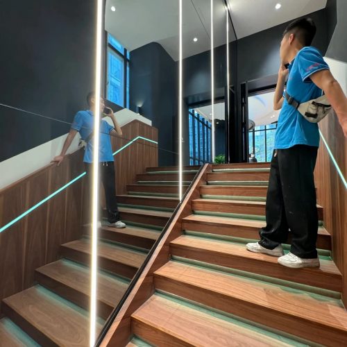 Reflective mirror finish stainless steel wall covering by XinYe Metal.