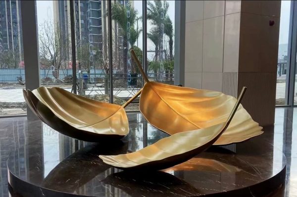 Xinye Metal designed the golden leaf sculpture for the office building, hand-forged using PVD stainless steel plates.
