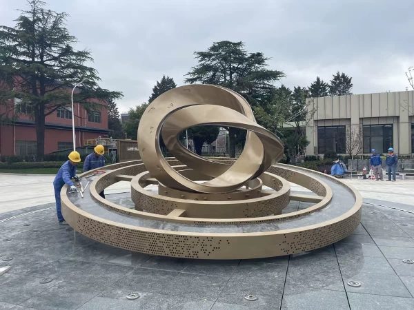 The fountain sculpture customized by Xinye Metal for the square.