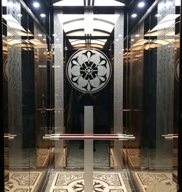 新叶金属的镜面电梯装饰面板，反光不锈钢表面。.