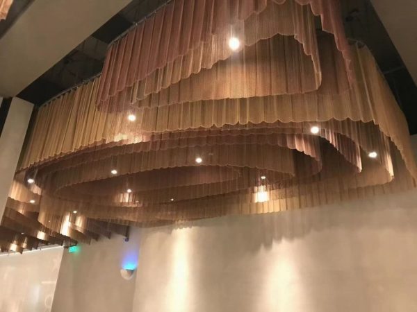新叶金属为高端餐厅定制的艺术金属天花板。.