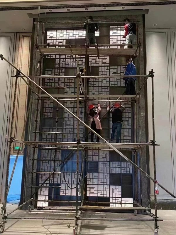 Installation of stainless steel screen partition by XinYe Metal technicians – hotel and commercial project mounting process.